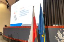 zdjęcie flag, w tle prezentacja